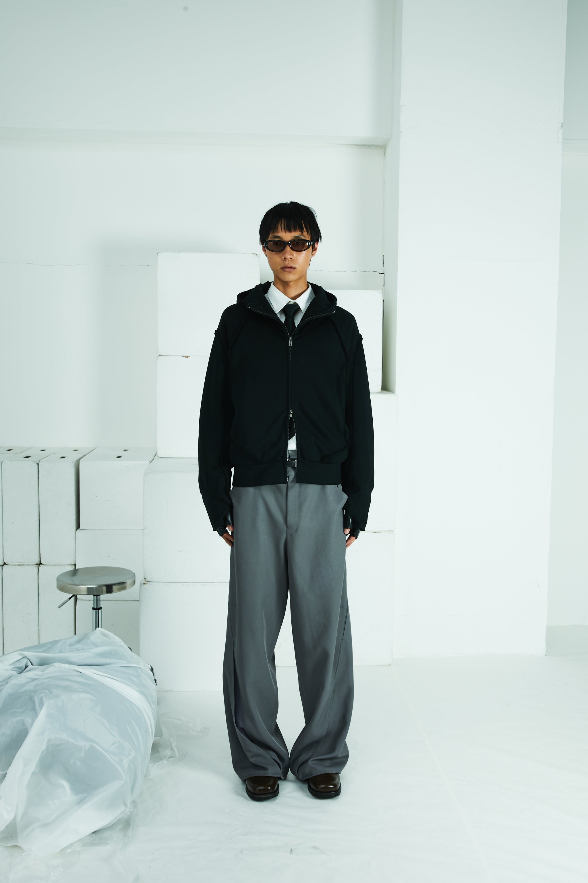 トップス STRONG 005 BROKEN HOODIE (GREY) STRONG 005 BROKEN HOODIE (BLACK)